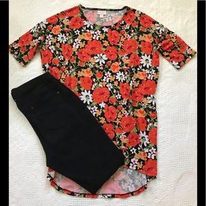 Beautiful floral tunic with elbow sleeves. Generous fit, size 2–6